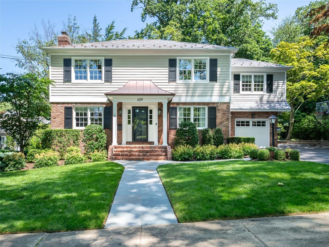 Attached, Exterior, Facade, Brick Facade, Raised Ranch