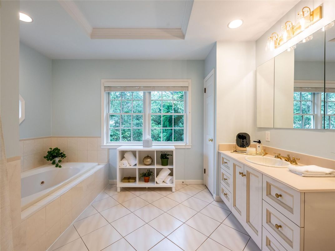 Bathroom, Dual Sink Vanities, Interior, Recessed Lighting
