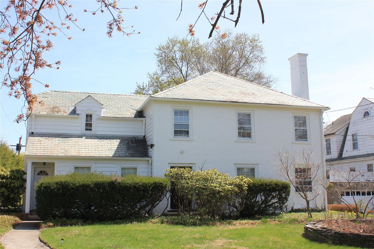 Attached, Exterior, Facade, Split Level