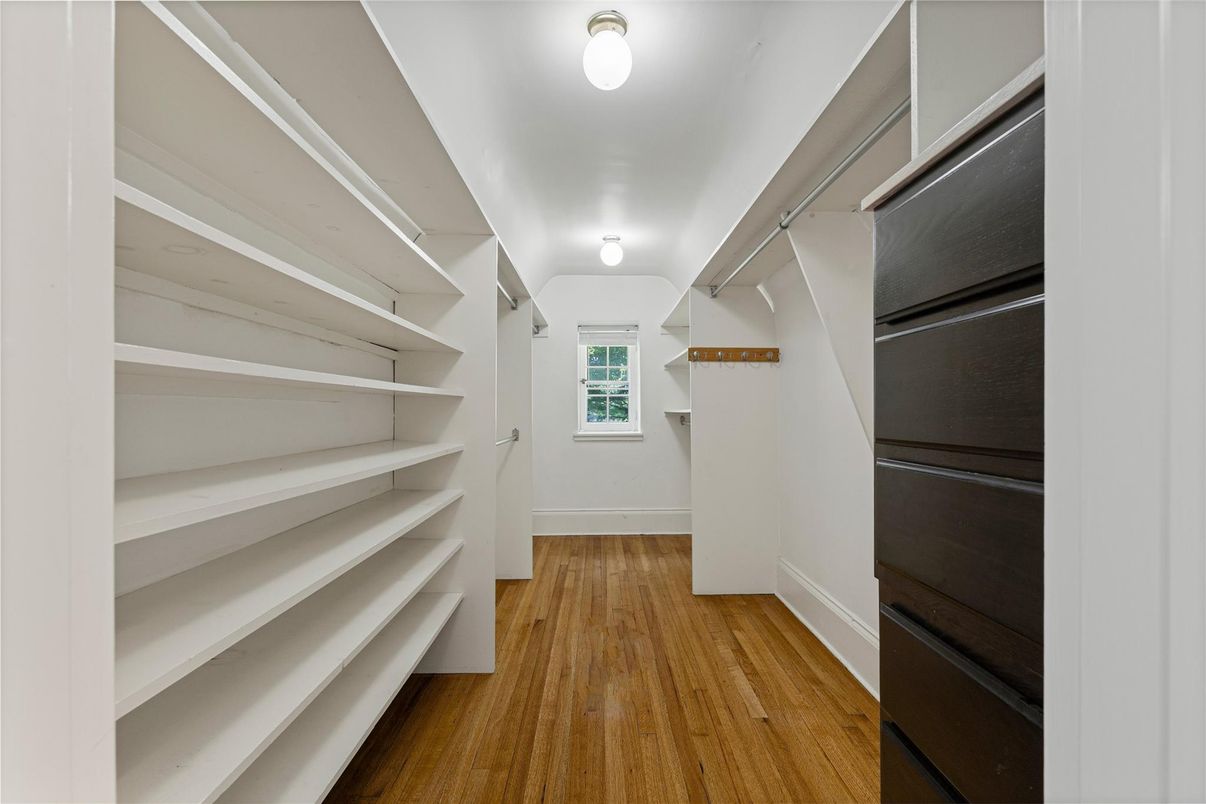 Interior, Walk-in Closets, Wood Texture Flooring