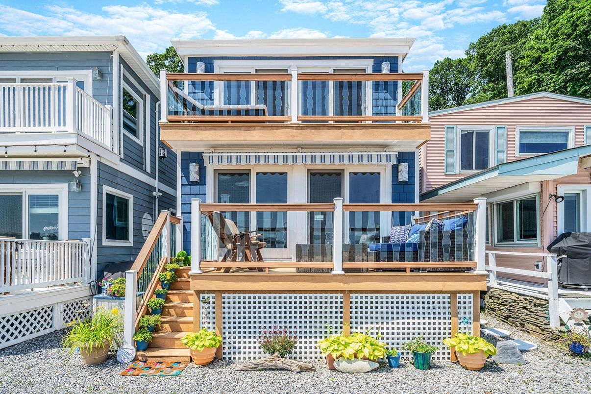 Exterior, Facade, Rowhouse