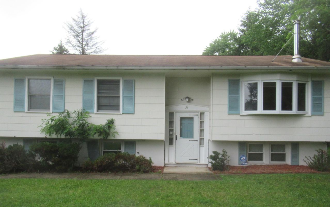 Exterior, Facade, Raised Ranch