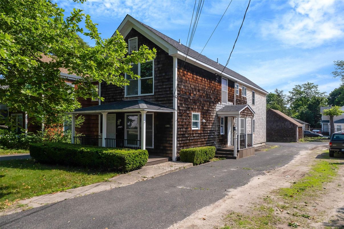 Exterior, Facade, Brick Facade, American Foursquare