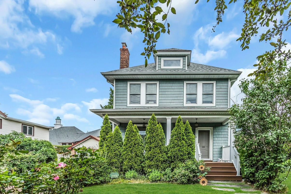 Exterior, Facade, American Foursquare