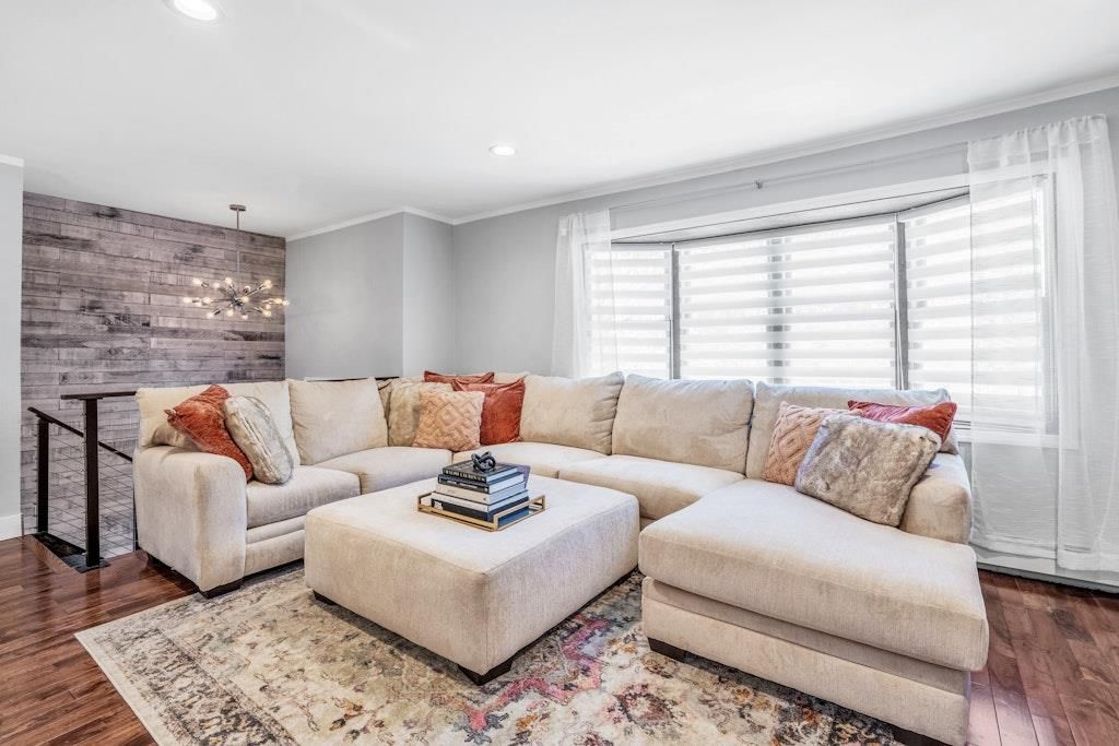 Interior, Living room, Pendant Lights, Recessed Lighting, Wood Texture Flooring, Wooden Walls
