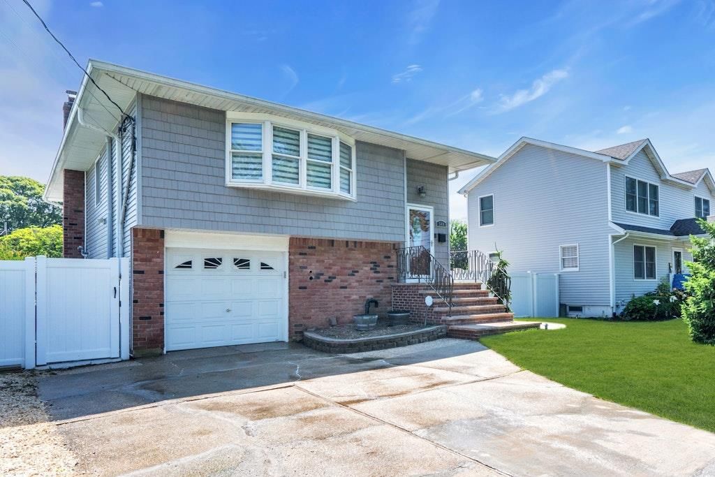 Attached, Exterior, Facade, Brick Facade, Raised Ranch