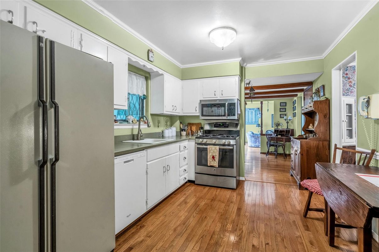 Dining room, Interior, Kitchen, Stainless Steel Appliances, Wood Texture Flooring