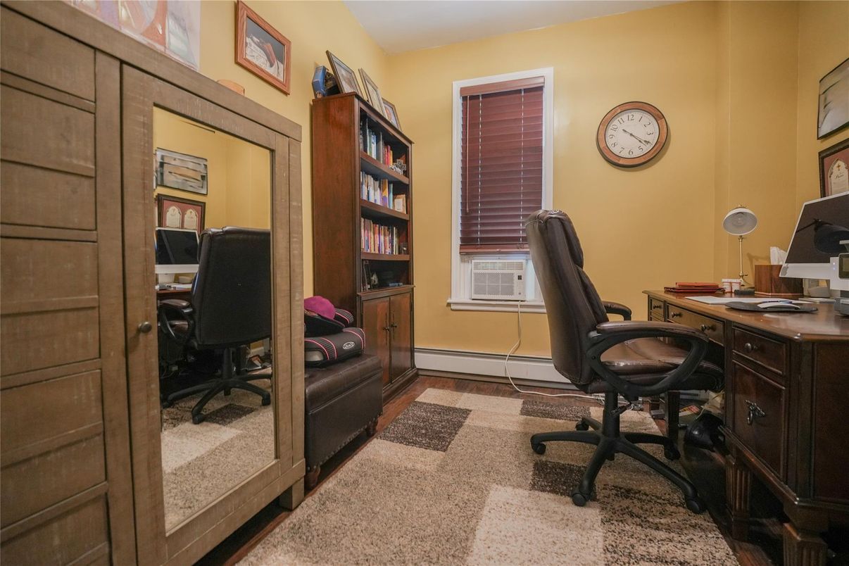 Home Office, Interior