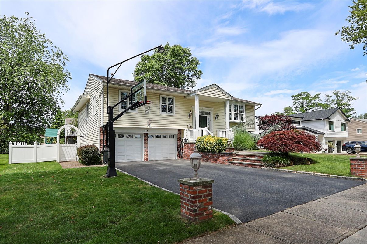 Attached, Exterior, Facade, Split Level