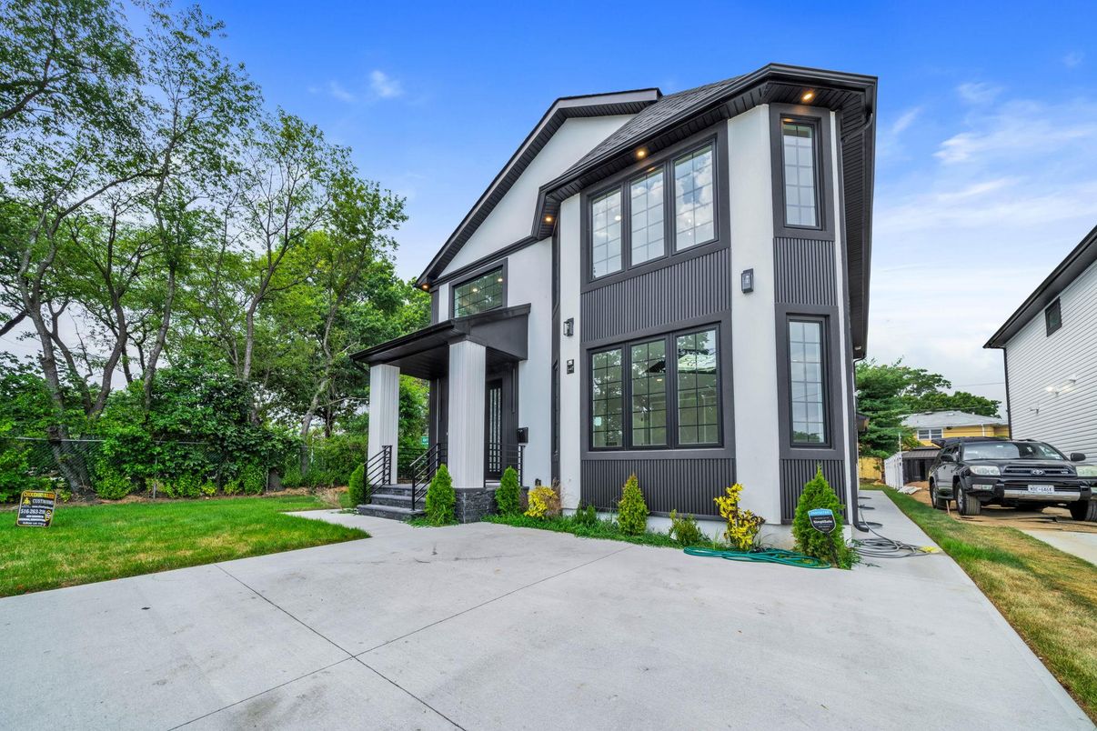 Exterior, Facade, Modern