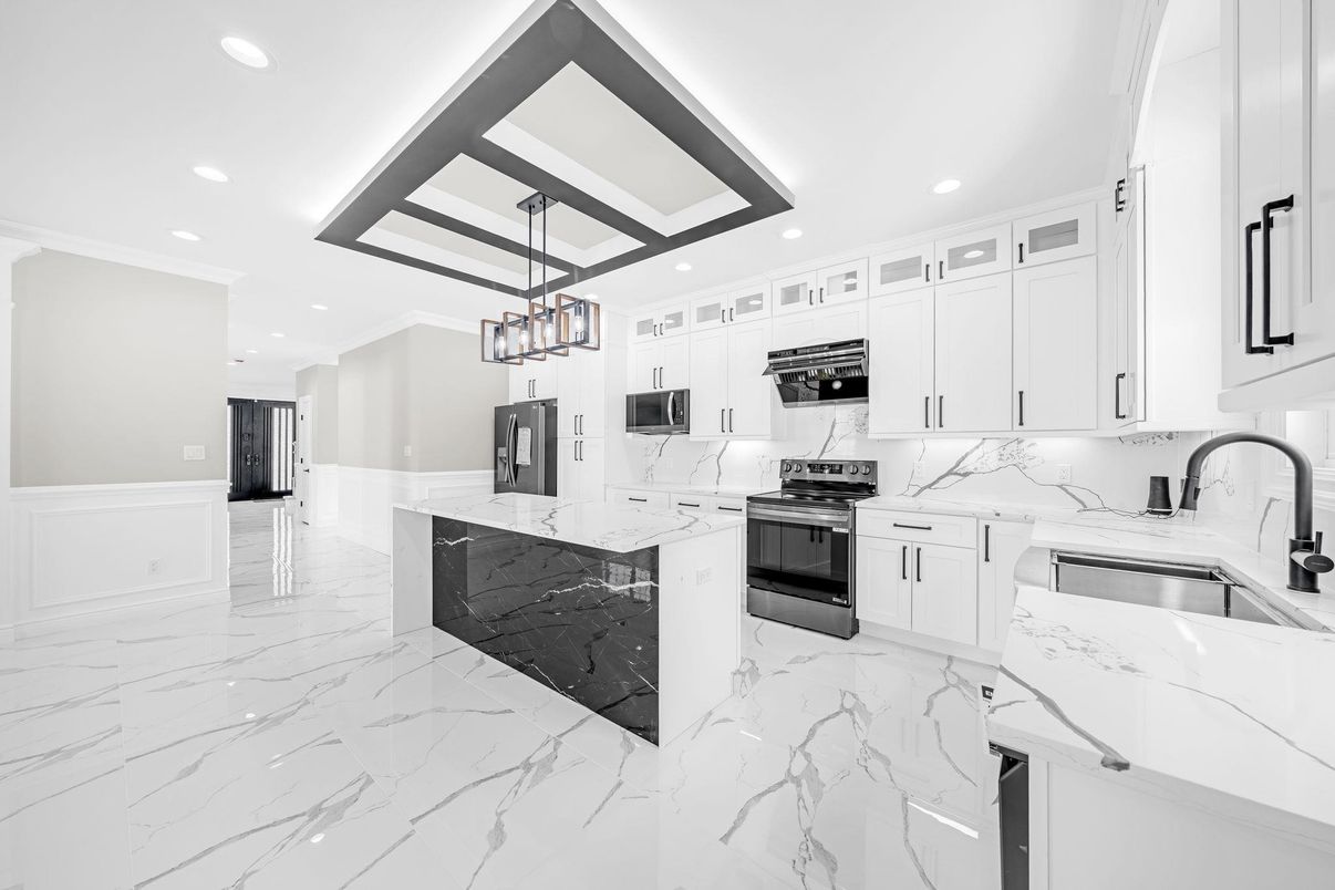 Chandelier, Interior, Kitchen, Marble, Marble Walls, Pendant Lights, Recessed Lighting, Stainless Steel Appliances