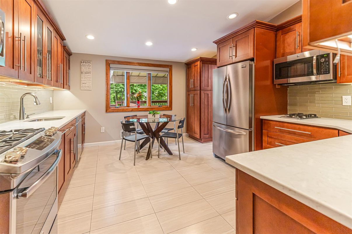 Dining room, Interior, Kitchen, Recessed Lighting, Stainless Steel Appliances