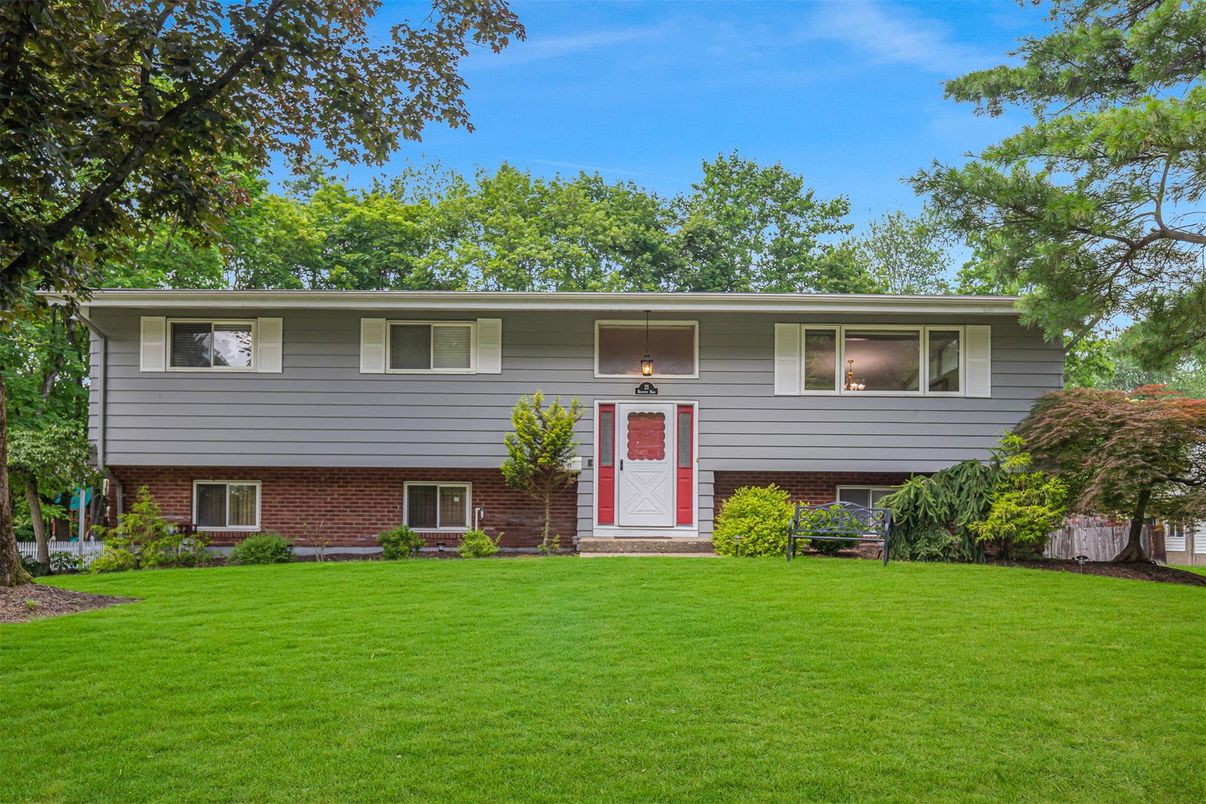 Exterior, Facade, Brick Facade, Raised Ranch