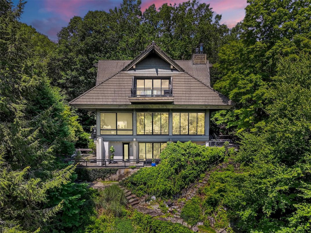 Exterior, Facade, Tudor Revival