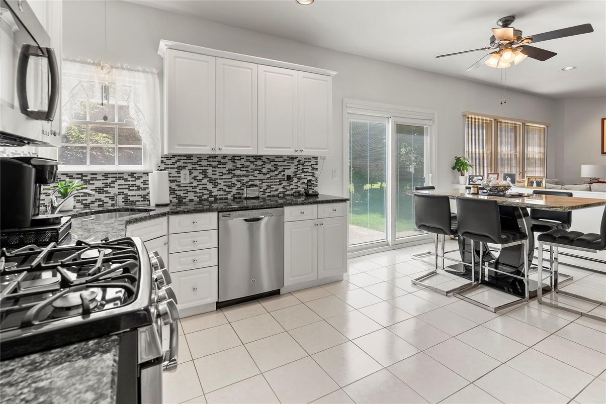 Dining room, Interior, Kitchen, Recessed Lighting, Stainless Steel Appliances