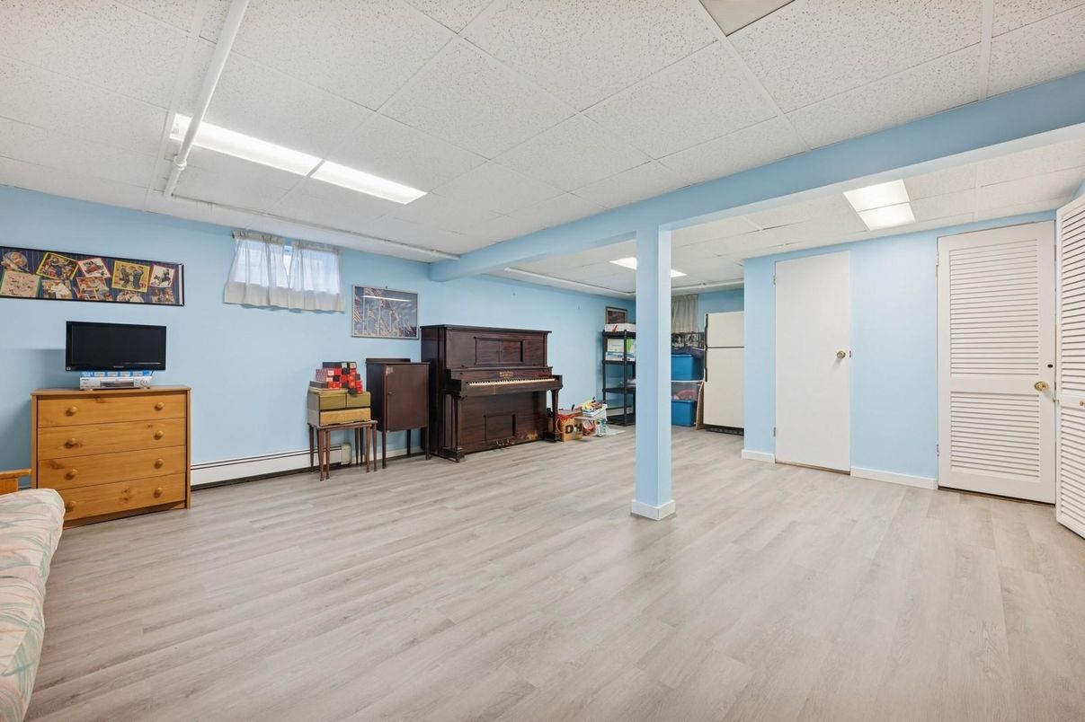 Interior, Piano, Recessed Lighting, Wood Texture Flooring