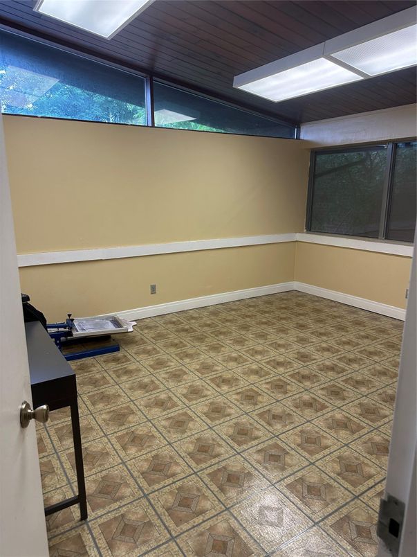 Empty room, Interior