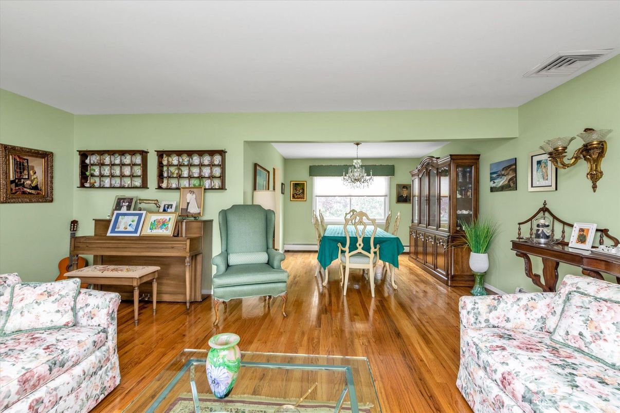 Chandelier, Dining room, Interior, Living room, Piano, Wood Texture Flooring