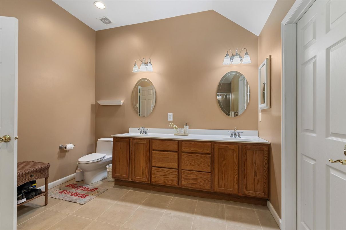 Bathroom, Dual Sink Vanities, Interior, Recessed Lighting