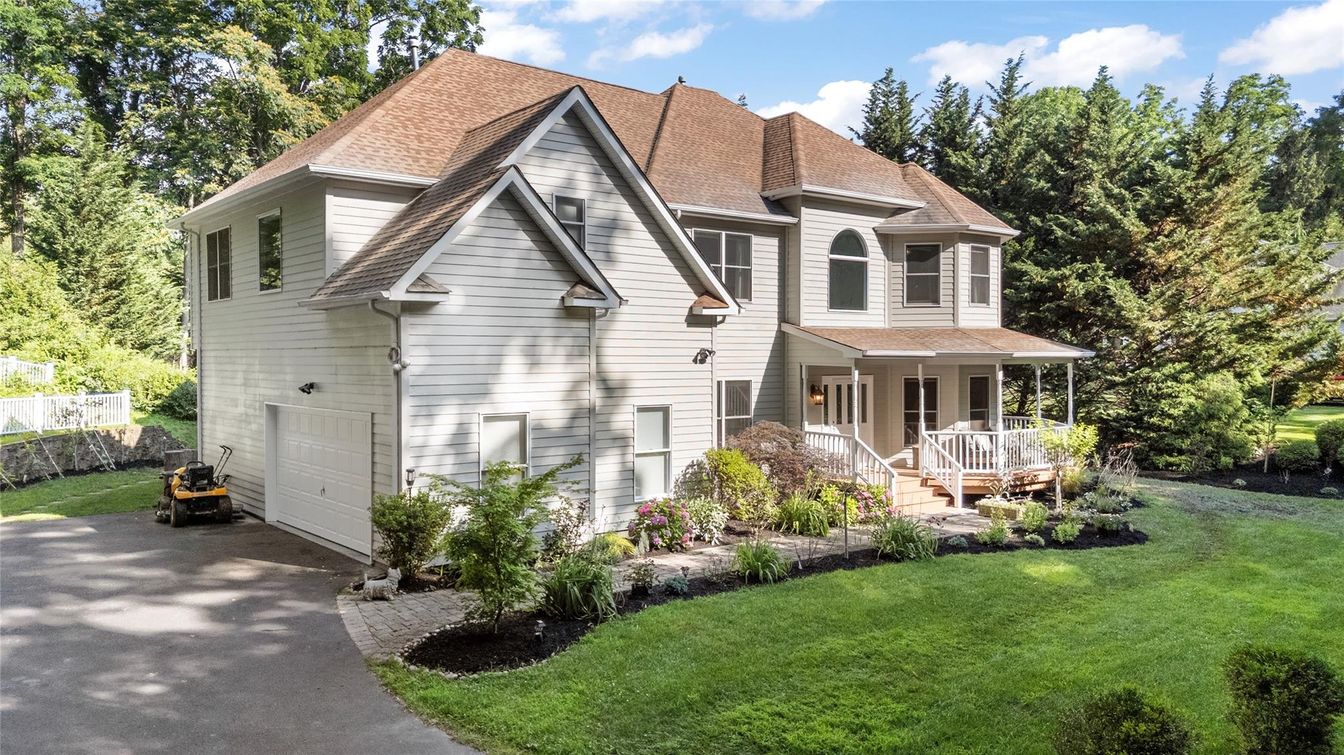 Attached, Backyard, Exterior, Facade, Queen Anne Victorian