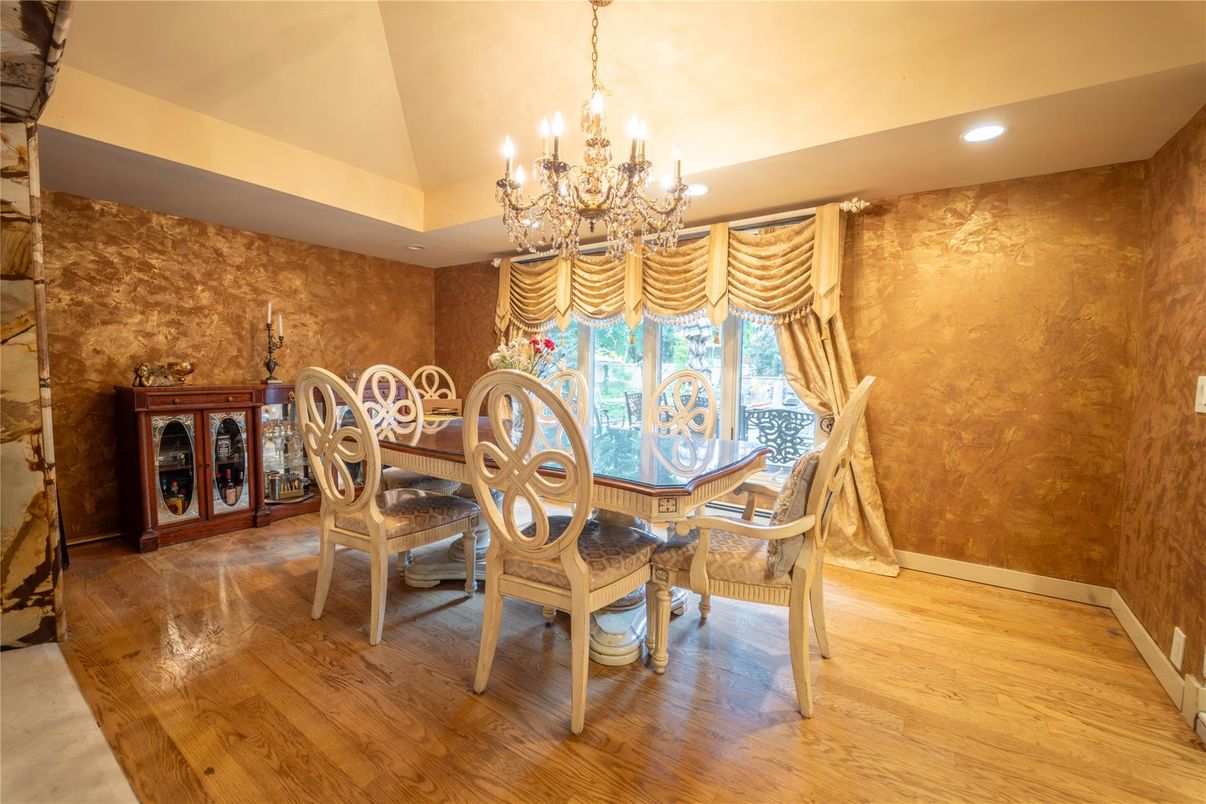 Chandelier, Dining room, Interior, Recessed Lighting, Wood Texture Flooring