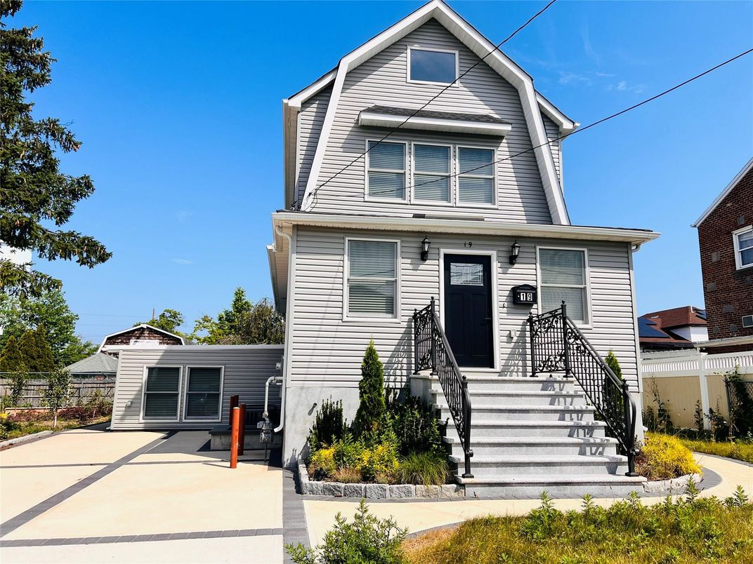 Exterior, Facade, Queen Anne Victorian