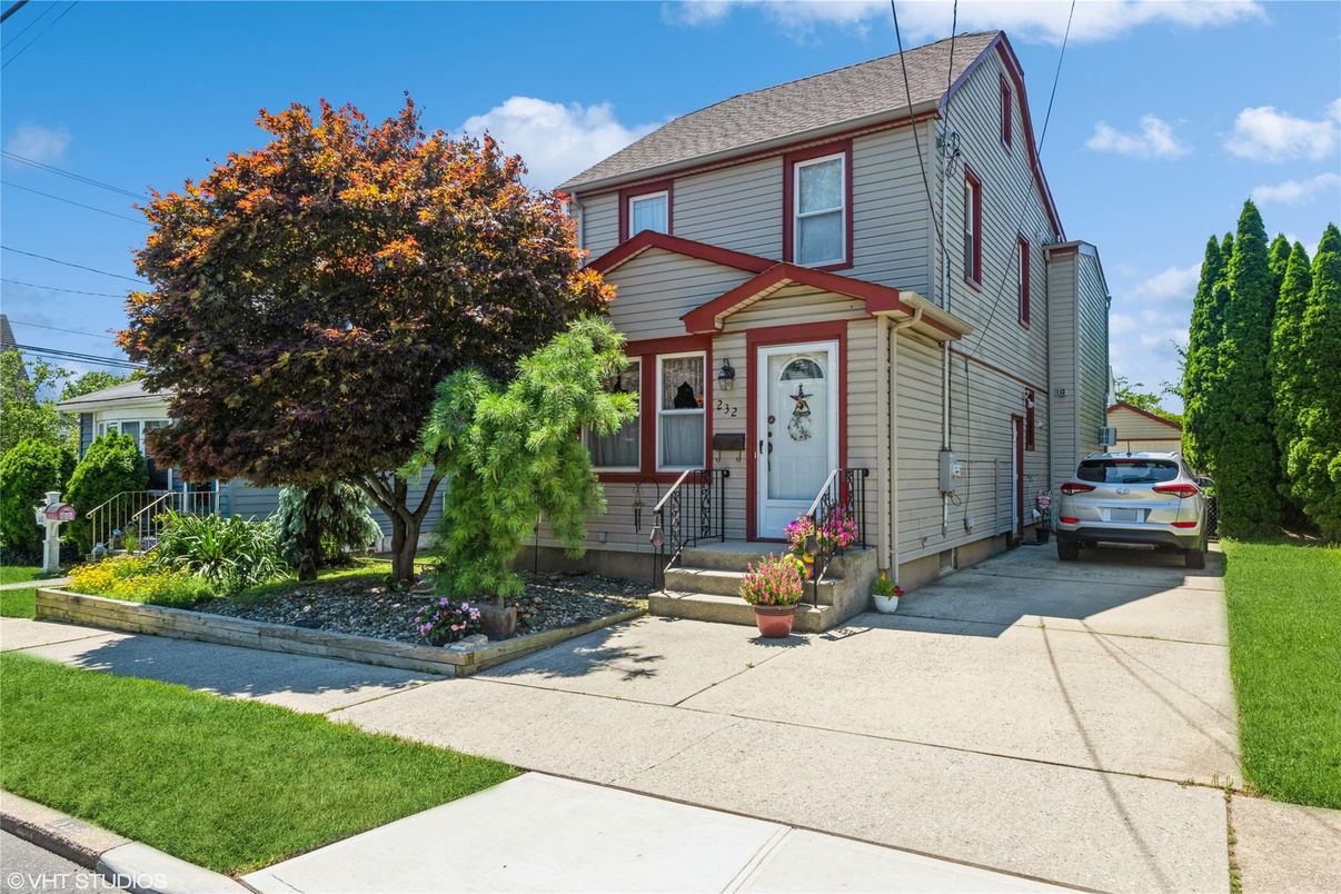 Exterior, Facade, Queen Anne Victorian