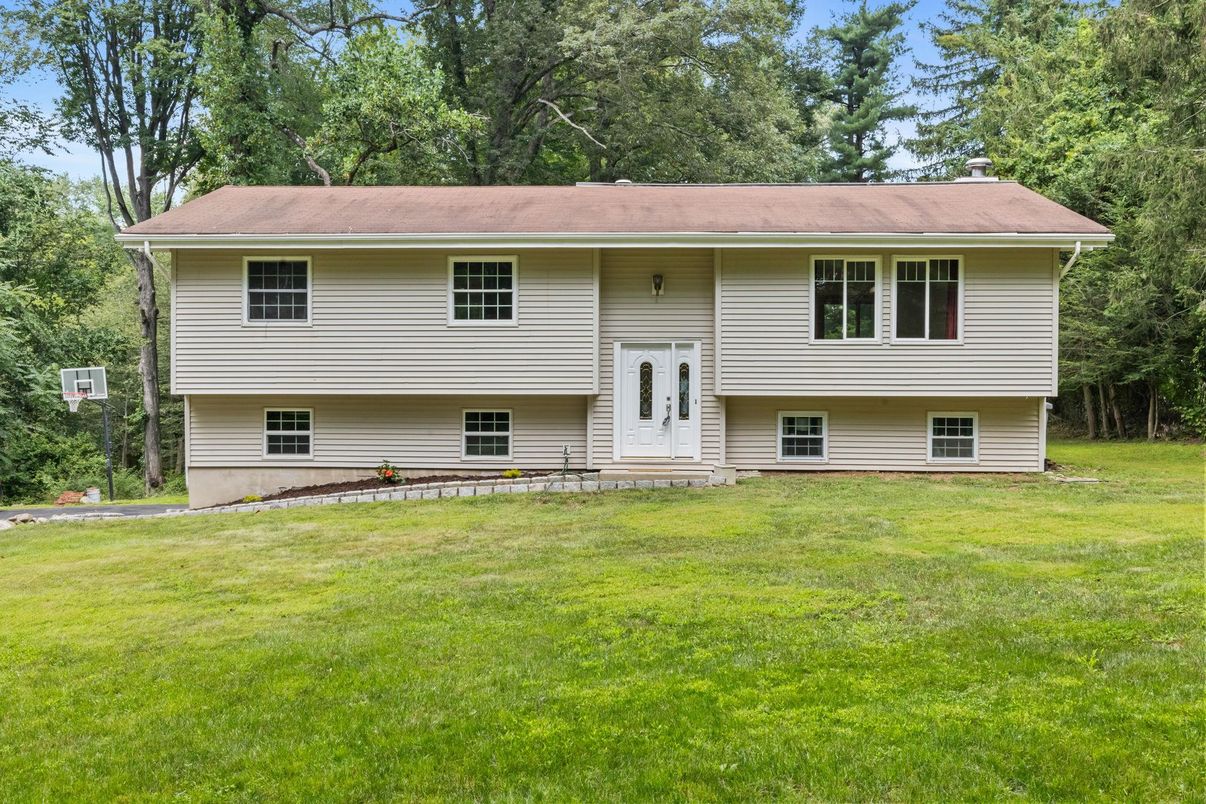Backyard, Exterior, Facade, Raised Ranch
