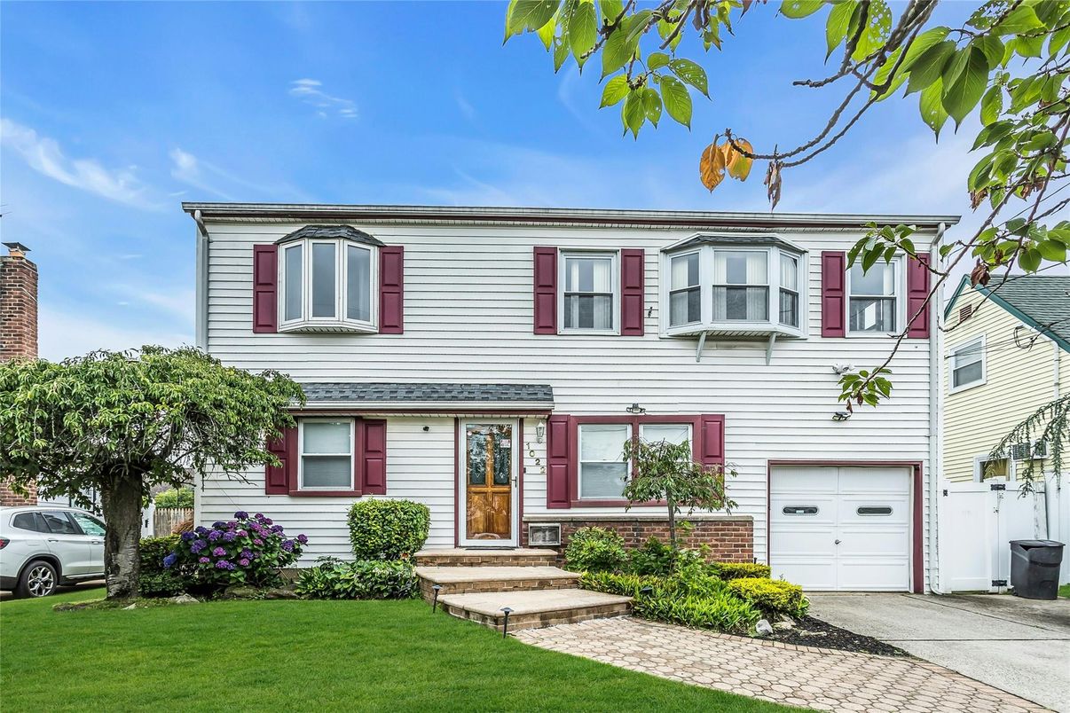 Attached, Exterior, Facade, Raised Ranch