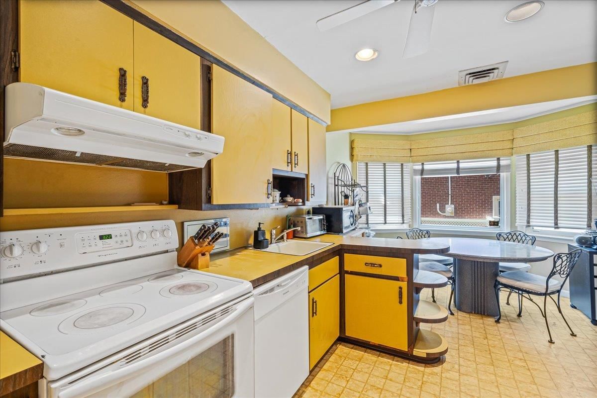 Dining room, Interior, Kitchen, Recessed Lighting