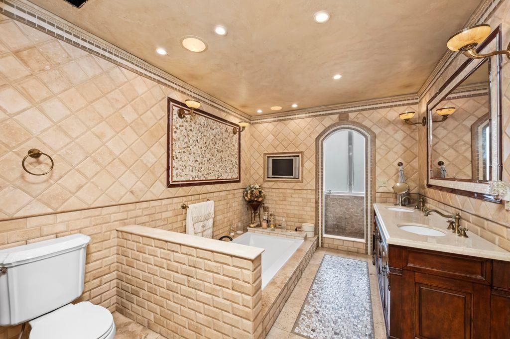 Bathroom, Dual Sink Vanities, Interior, Recessed Lighting