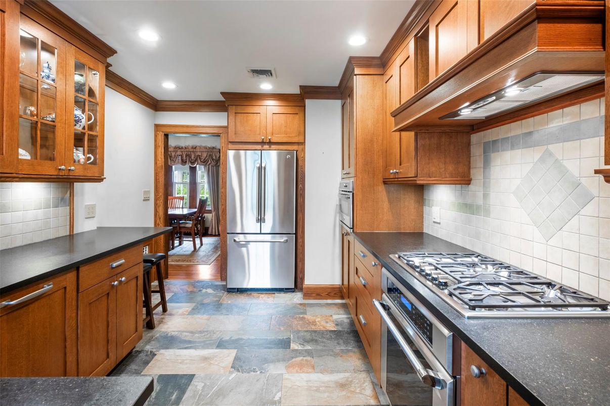Dining room, Interior, Kitchen, Recessed Lighting, Stainless Steel Appliances