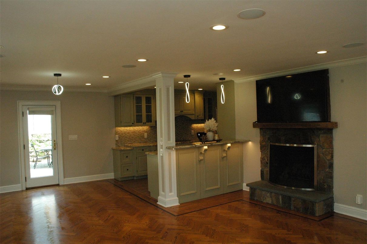 Fireplace, Interior, Kitchen, Pendant Lights, Recessed Lighting, Wood Texture Flooring