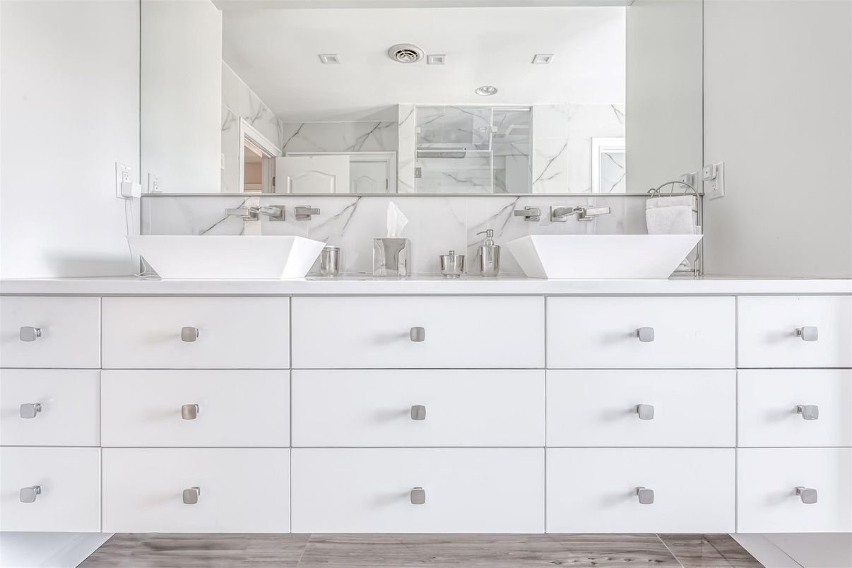 Bathroom, Dual Sink Vanities, Interior, Recessed Lighting