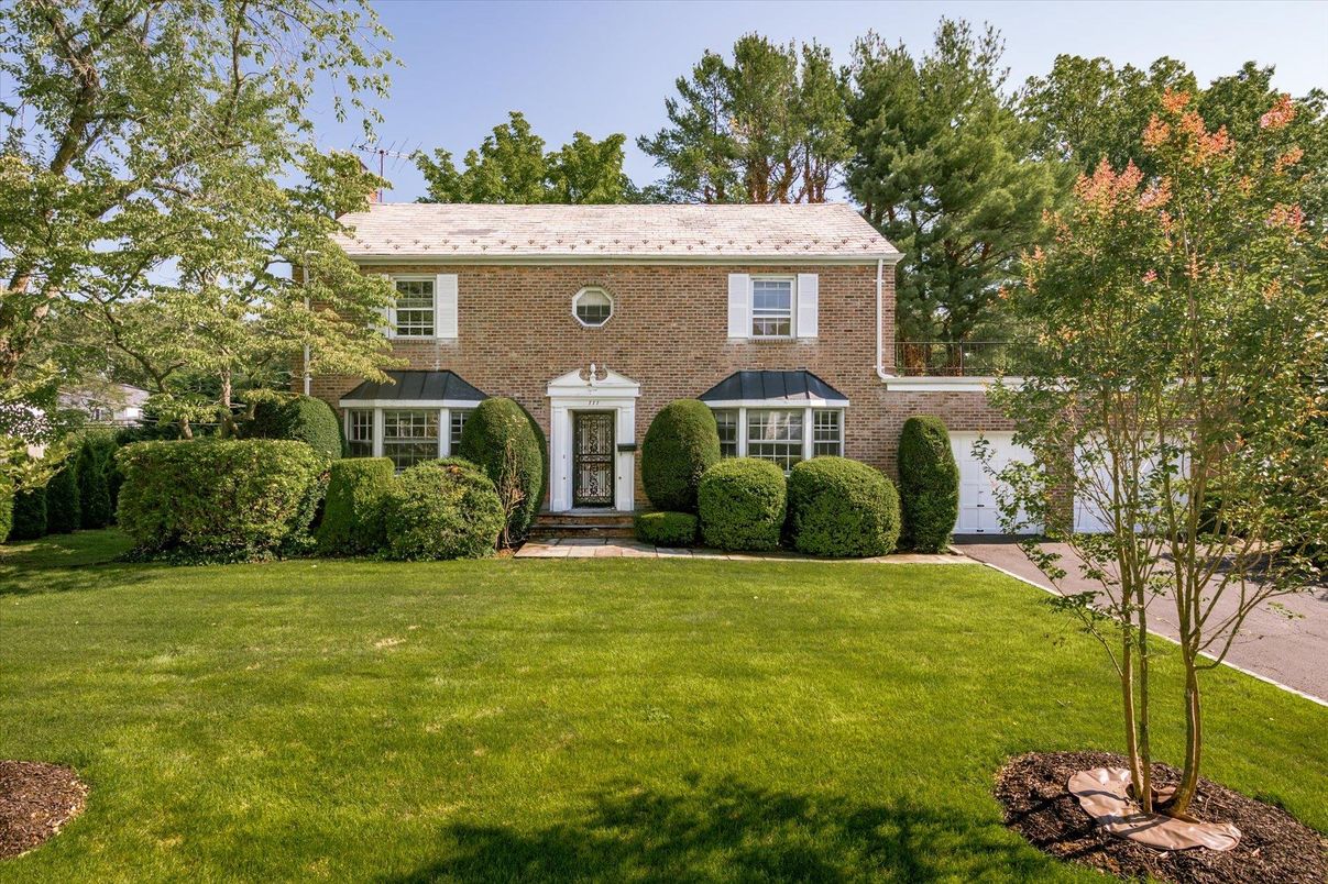 Exterior, Facade, Brick Facade, Georgian