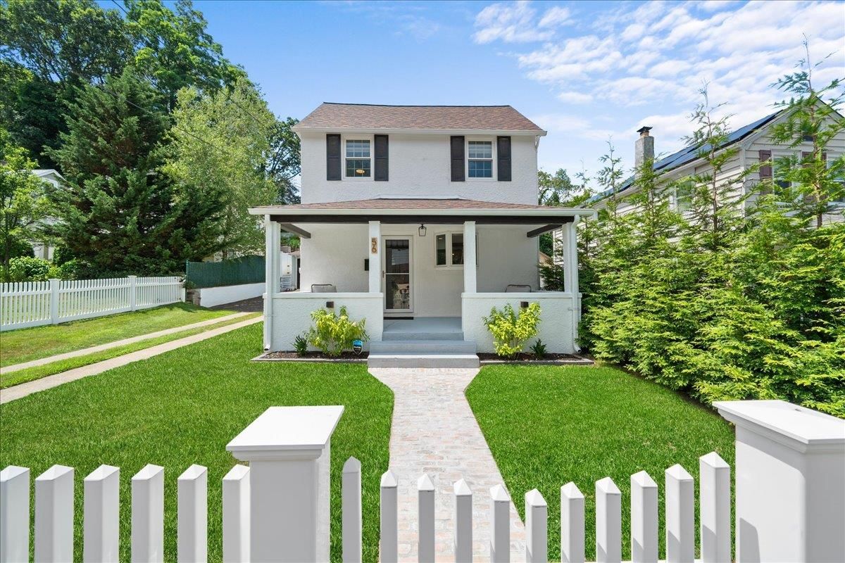 Backyard, Exterior, Facade, American Foursquare
