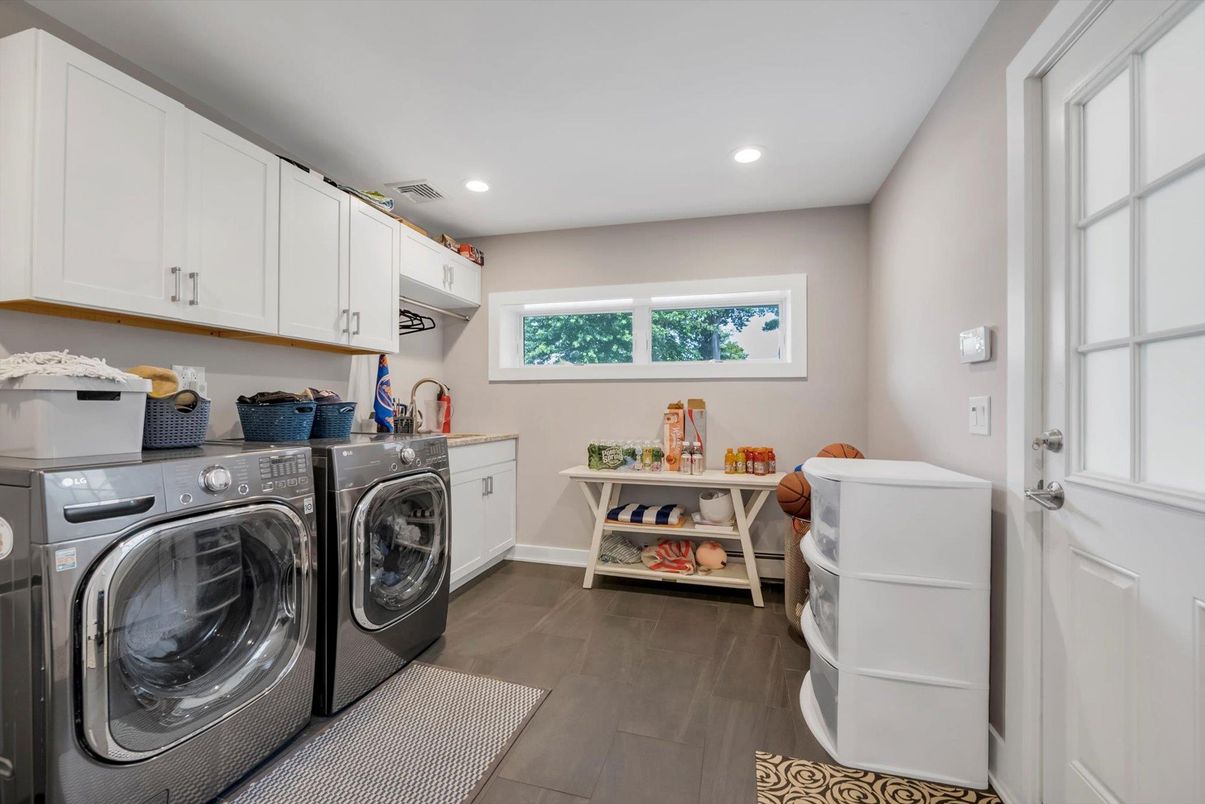 Interior, Recessed Lighting, Washer, Wood Texture Flooring