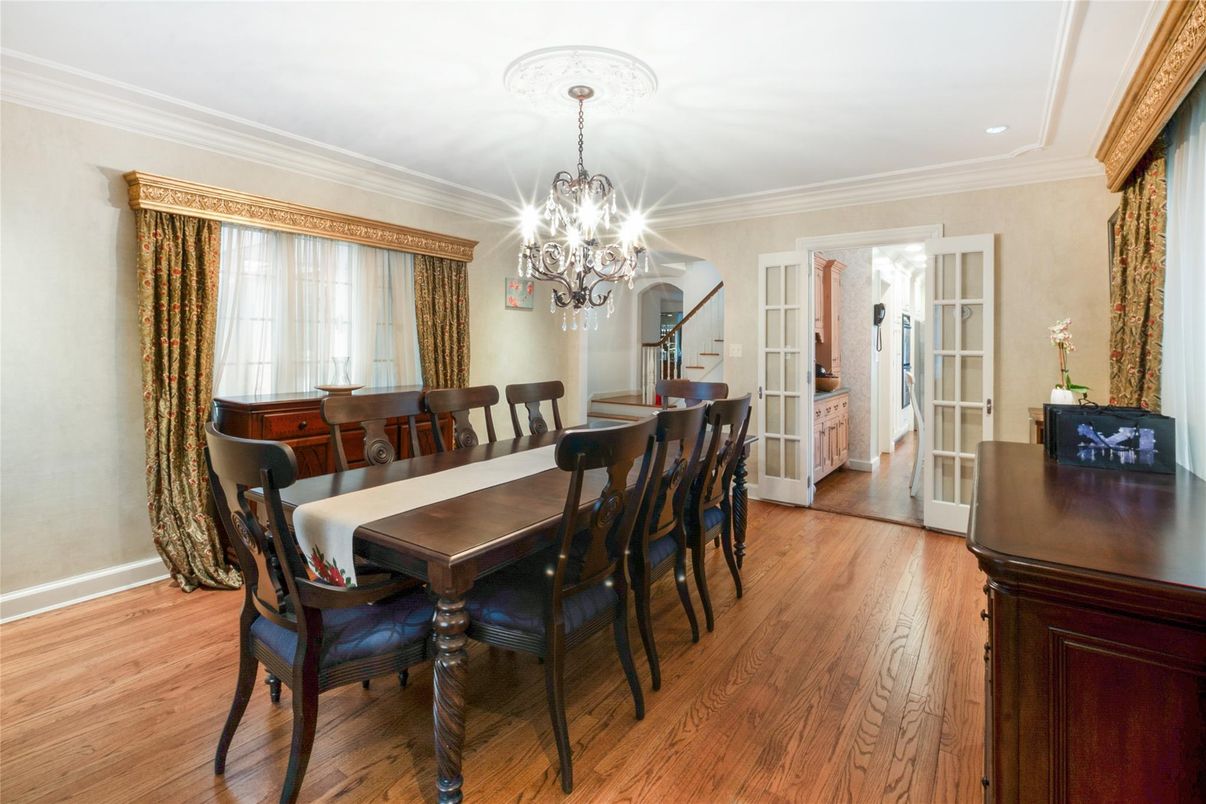 Chandelier, Dining room, Interior, Recessed Lighting, Wood Texture Flooring