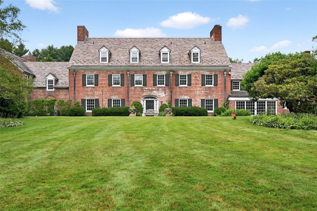 Backyard, Exterior, Facade, Brick Facade, Georgian