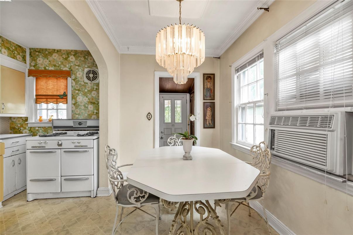 Chandelier, Dining room, Interior, Kitchen