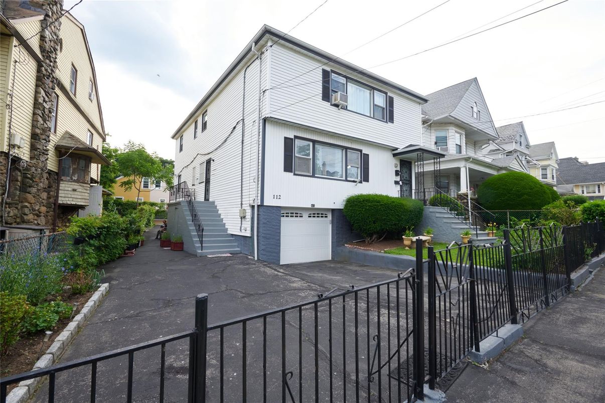 Attached, Exterior, Facade, Rowhouse