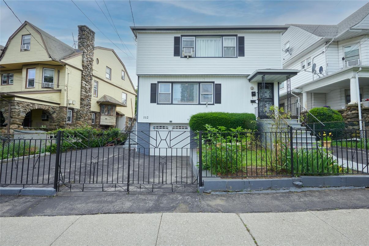 Attached, Exterior, Facade, Queen Anne Victorian