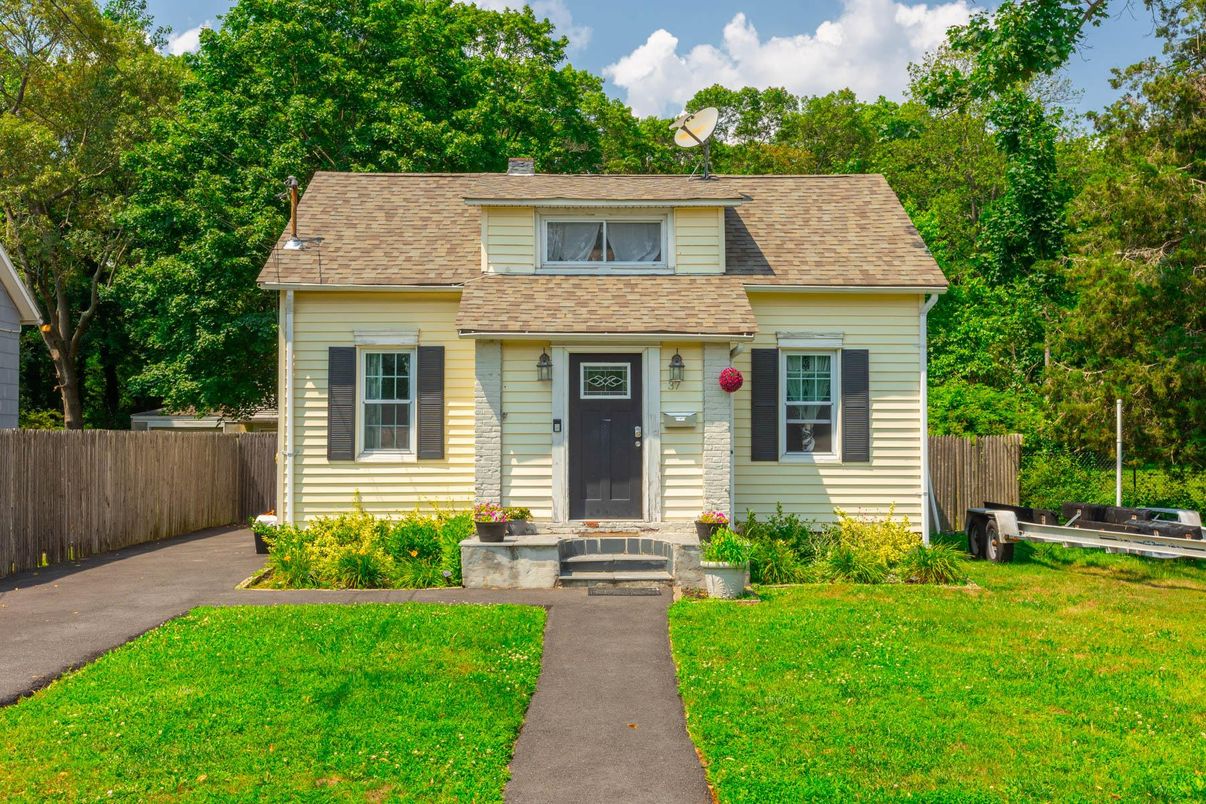 Exterior, Facade, Cape Cod