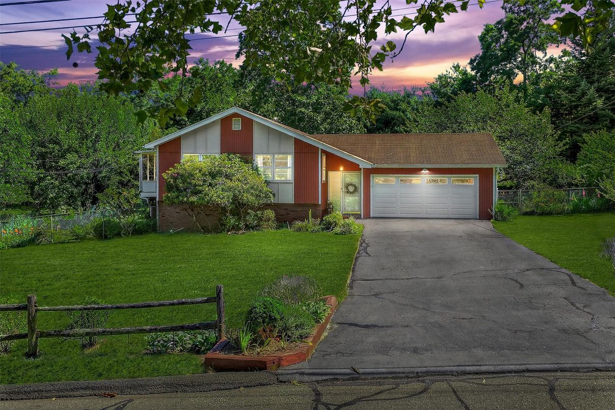 Attached, Exterior, Facade, Ranch