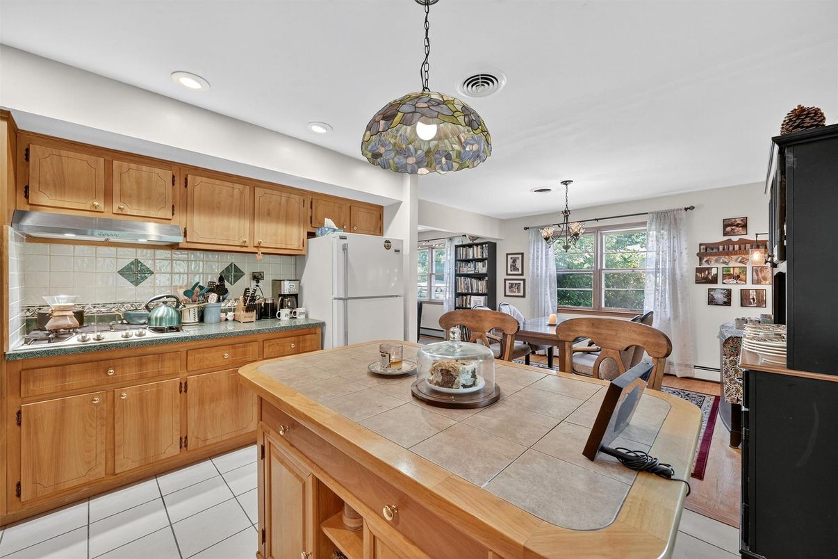 Dining room, Interior, Kitchen, Pendant Lights, Recessed Lighting, Tile Countertops