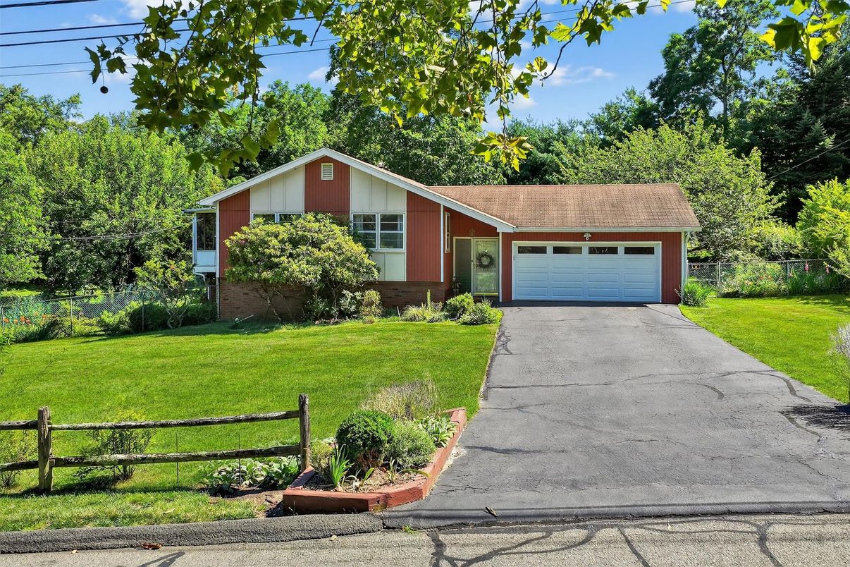 Attached, Exterior, Facade, Ranch