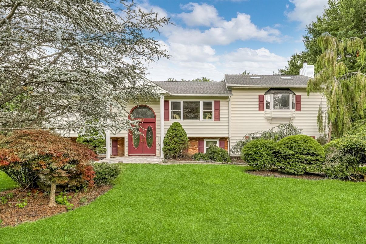 Backyard, Exterior, Facade, Raised Ranch