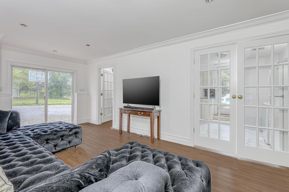 Interior, Recessed Lighting, Wood Texture Flooring