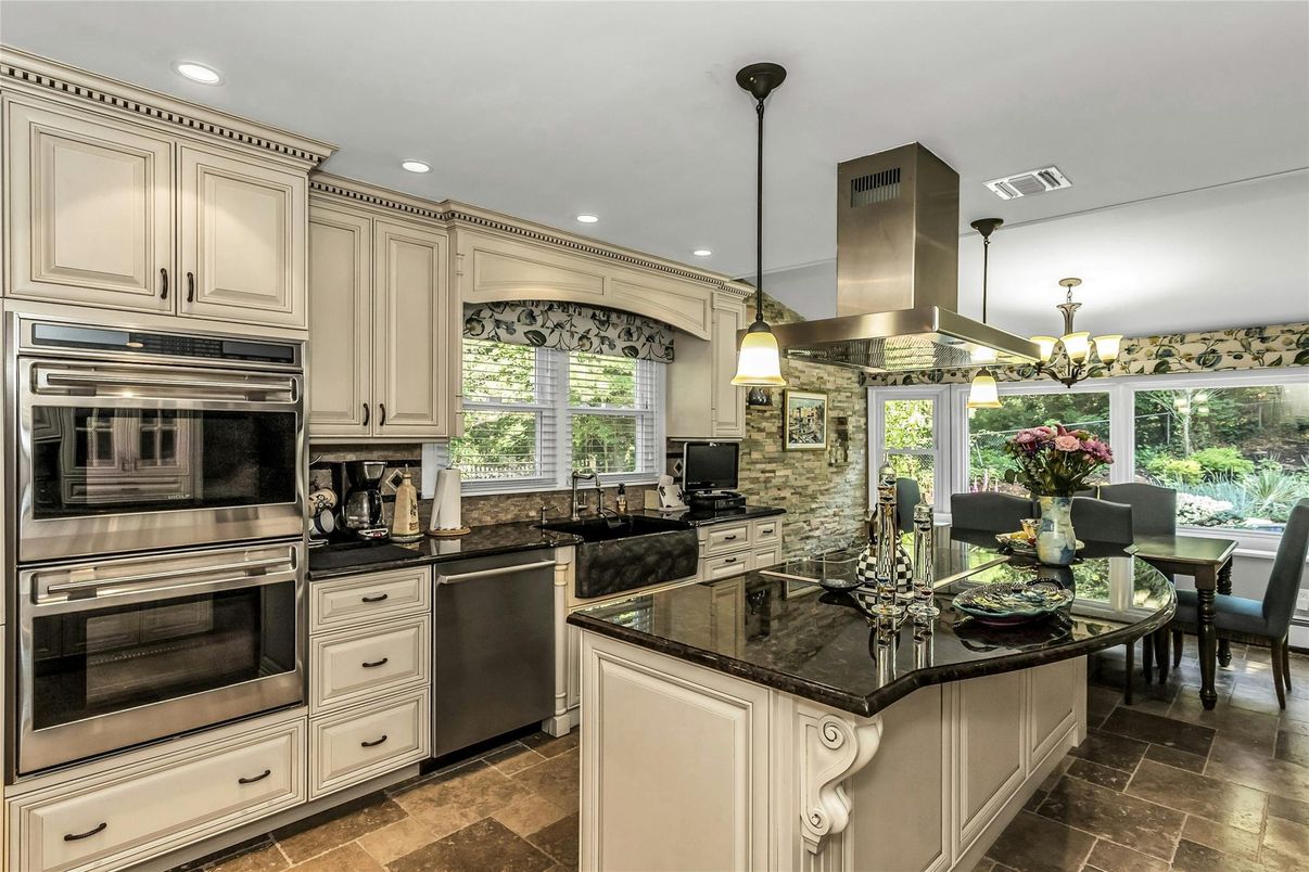 Chandelier, Dining room, Interior, Kitchen, Pendant Lights, Recessed Lighting, Stainless Steel Appliances