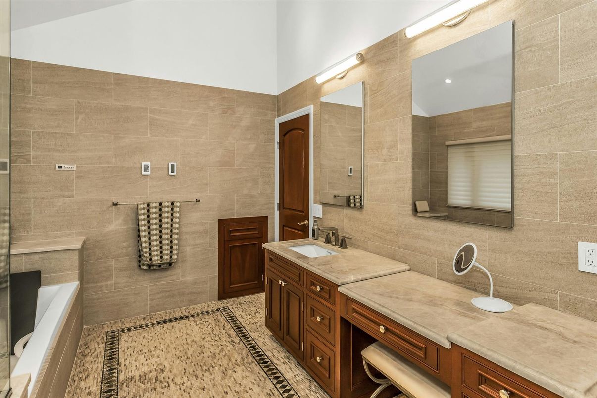 Bathroom, Dual Sink Vanities, Interior